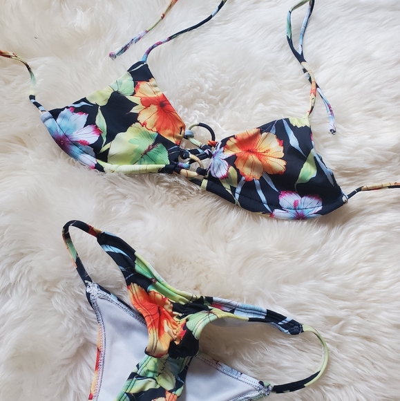 Bikini - Picture 2 of 2